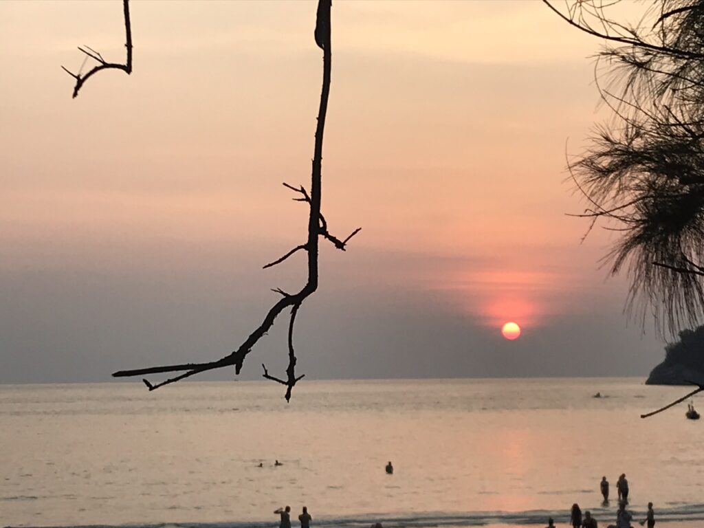 Auringonlasku Thaimaan Phuketissa.