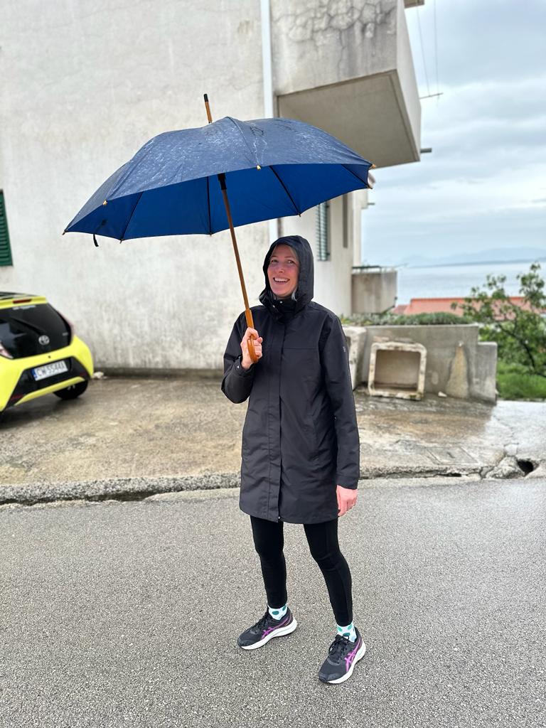 Nainen sateenvarjon kanssa Kroatiassa