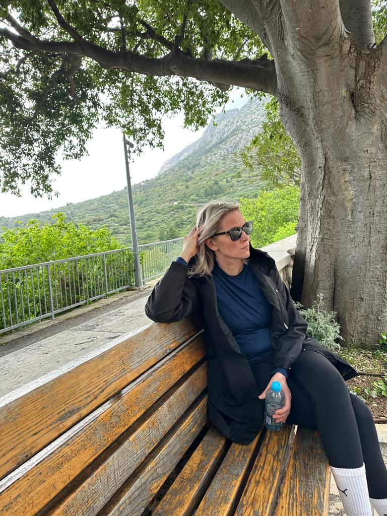 Nainen istuu penkillä