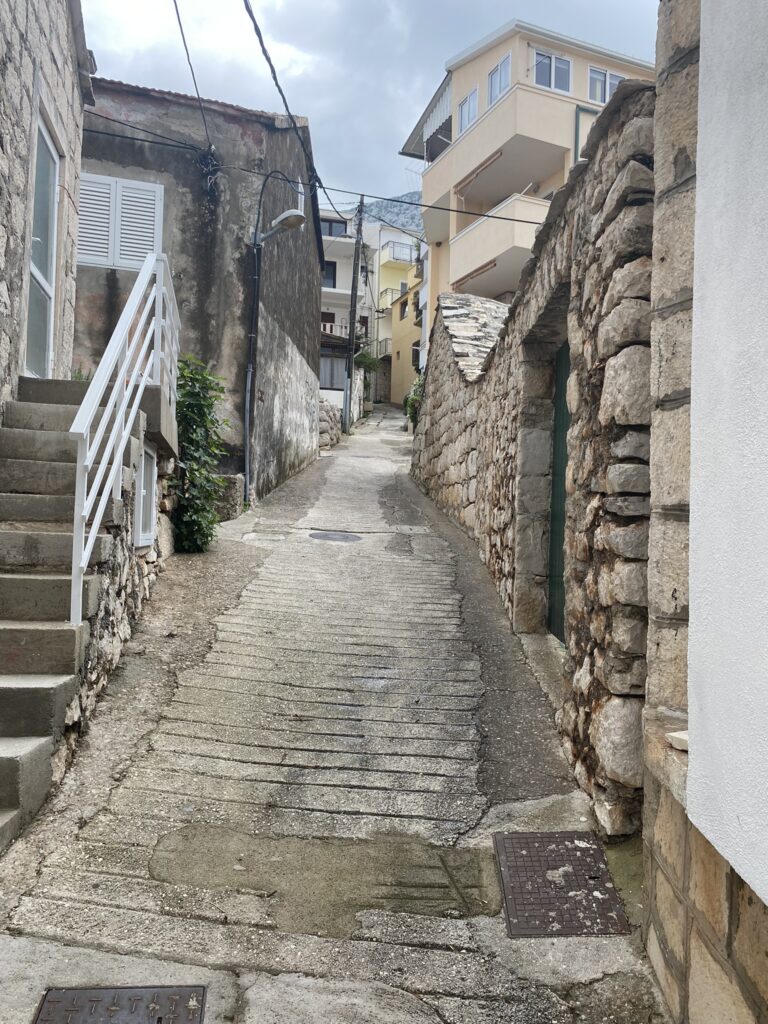 Pikkukuja Makarskalla