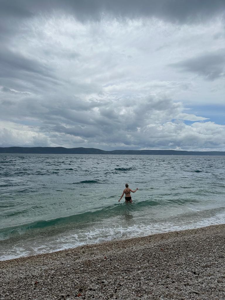 Nainen menossa uimaan Adrianmereen